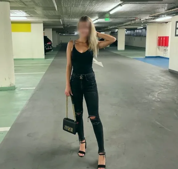 Alexandra, 21