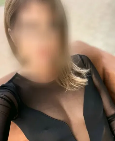 Emese, 29