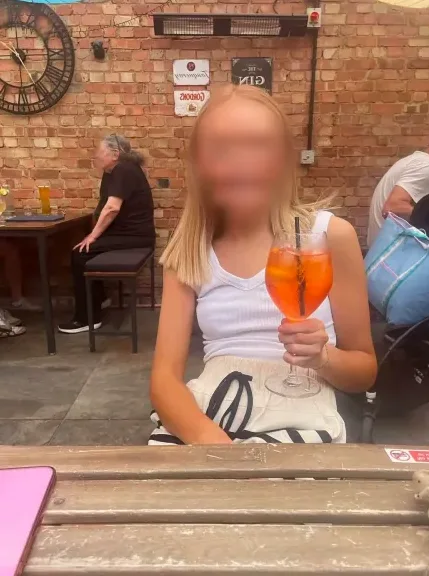 Hajnalka, 26